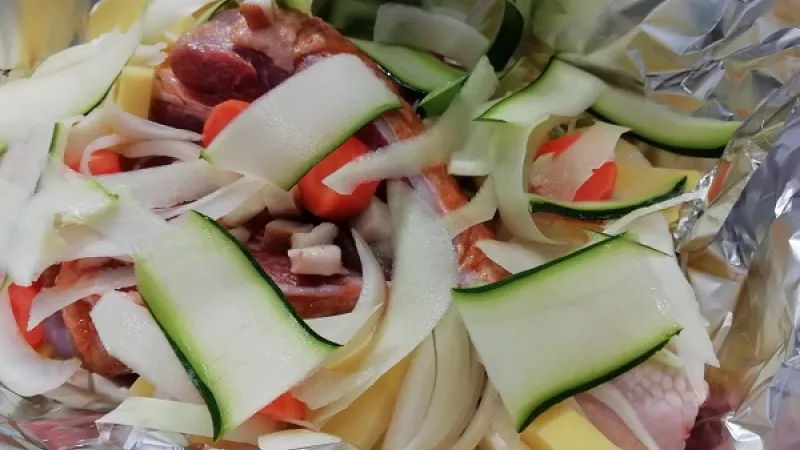2. Pridáme morčacie stehná a slaninu, ktorú sme nakrájali na malé kocky. Pripravíme zeleninu, ktorú umyjeme, osušíme, nakrájame na plátky či menšie kocky.