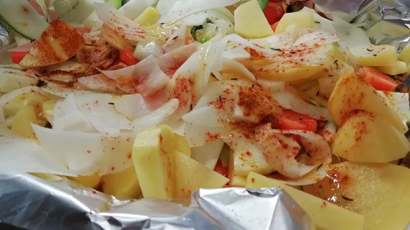 4. Zeleninu si môžeme pripraviť aj tak, že si ju pripravenú dáme do väčšej misky, pridáme olivový olej a korenie podľa chuti, dobre premiešame. Pridáme k mäsu.
