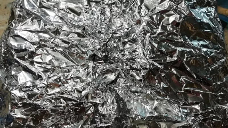 5. Korenie pridávame podľa obľuby (soľ, korenie, paprika, kurkuma, rasca). Mäso so zeleninou uzavrieme dôkladne alobalom, aby šťava počas pečenia nevytiekla.