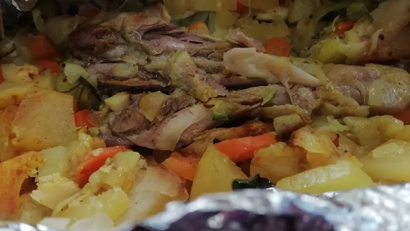 6. Živánsku z morčacieho stehna pečieme pri teplote 200 oC približne 90-120 minút, podľa potreby. Ku koncu môžeme alobal otvoriť a živánsku zapiecť podľa chuti.